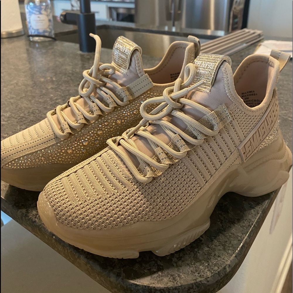 Brand new Steve Madden size 7.5 Maxima tennis shoes in Blush Multi
